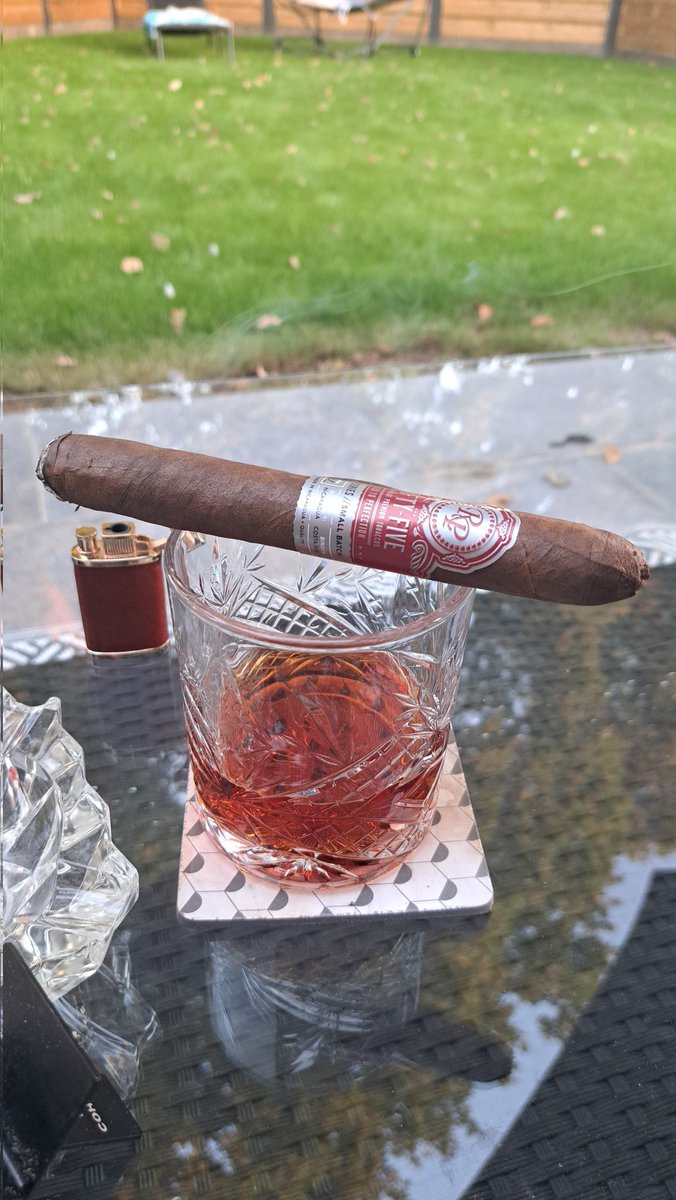 NDeWestelinck's tweet image. Saturday Evening vibes! 😎
✅ @RockyPatelCigar Fifty-Five #cigarlife
✅ @flordecana 130th Anniversary #rumlover
✅ Bossa Nova 🎶