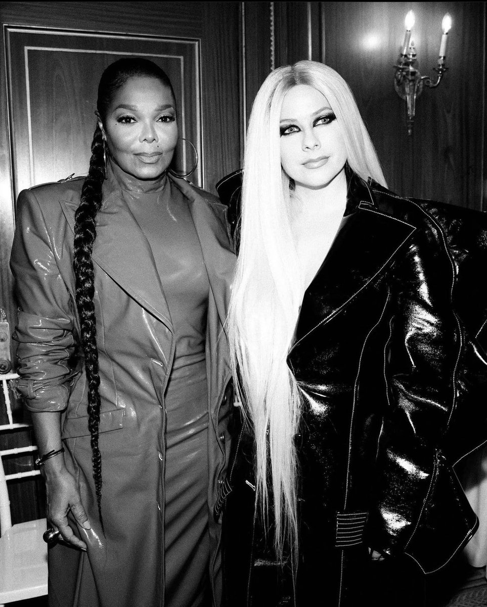 AvrilLavigne's tweet photo. Congrats on 15 incredible years @CSiriano. Watching the show was a surreal experience and you nailed every detail. You fused together fashion and music seamlessly. Working with you before the event was so easy and the intention you put into every detail was not missed. 🖤🖤🖤 https://t.co/xLTXq4aL3H