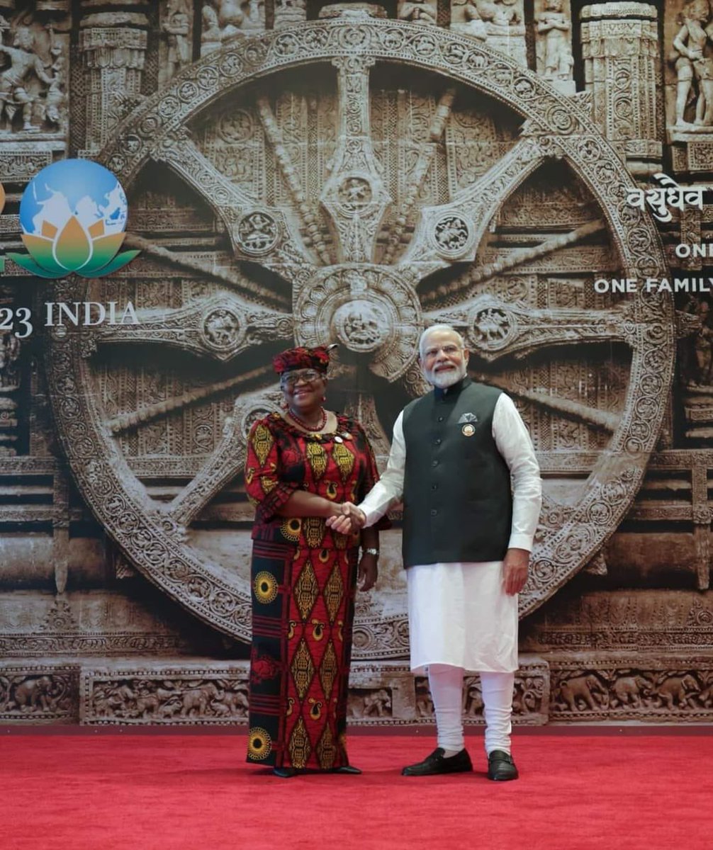 NOIweala's tweet image. Congratulations to India for pulling off a successful #G20 Leaders Summit, which included the admission of the @_AfricanUnion as the 21st Member of the G20. This enhances the voice of the South in this global forum. Sharing a light moment with H.E Prime Minister @narendramodi.