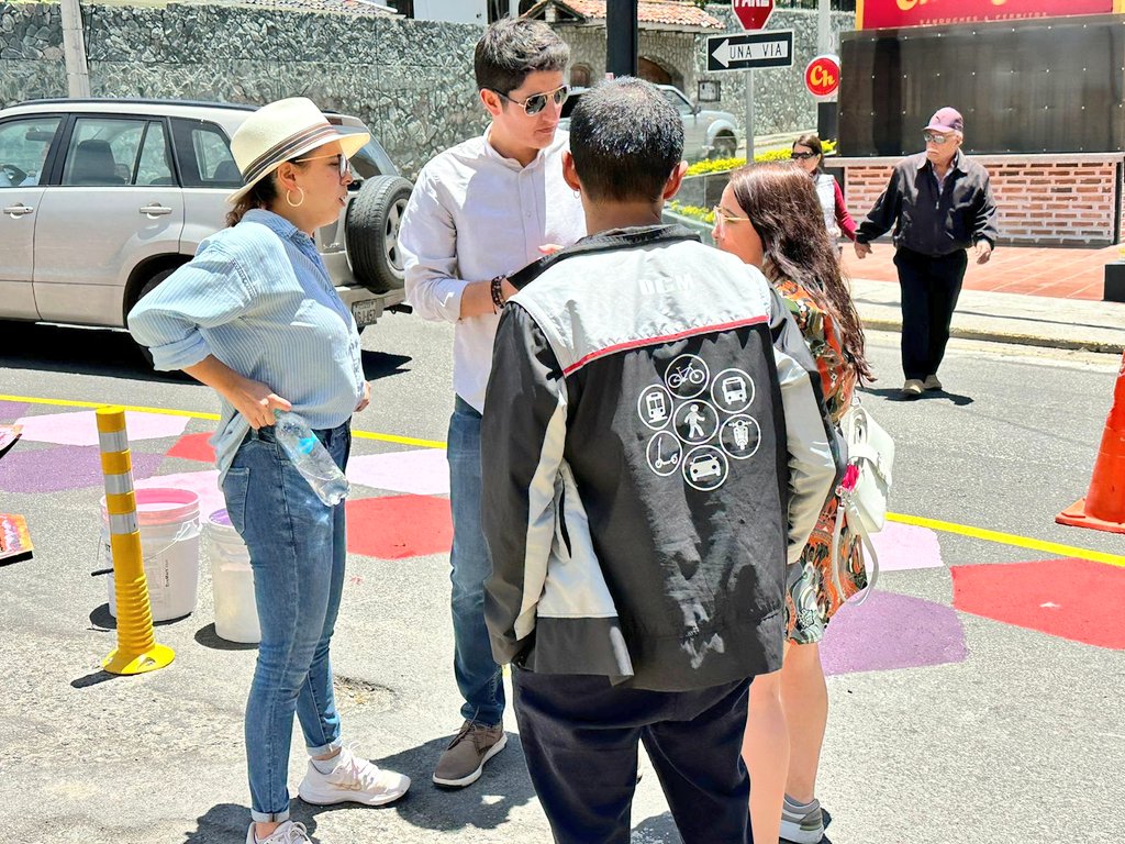 PRENSAVirtual_'s tweet photo. #Cuenca// "Desde el proyecto estratégico #MoverU de la @udecuenca, en conjunto con la @cuenca_dgm y @emov_ep trabajamos por la seguridad de nuestros estudiantes y cuencan@s implementado cruces seguros para peatones y bicicletas." @payocarvallo
#ProyectosEstratégicosUCuenca https://t.co/3Ckx1sIp4a