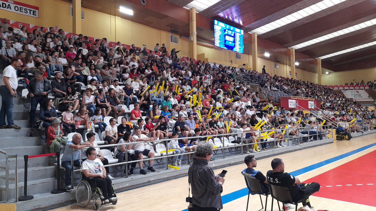 Moito público nas Travesas para ver o partido do @cidadedevigo co @valenciabasket