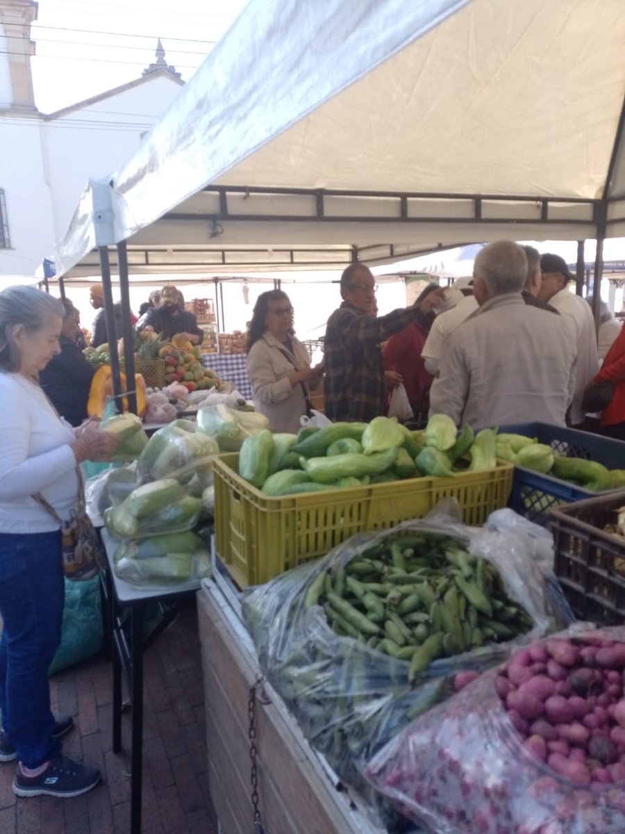 mdoscampesinos's tweet photo. Parque Fundacional de Fontibón, AGROCOMUNAL, SDDE y Alcaldía Local, lideran el MERCADO CAMPESINO, que se realiza semanalmente...
09 de septiembre 2023 #QuienLoSiembraLoVende
#LlevoElCampo #Agrocomunal #ElDeVerdad #CiudadaníaAlimentaria #CeroPlastico #Colombiacontraelhambre https://t.co/srH6exNpi1
