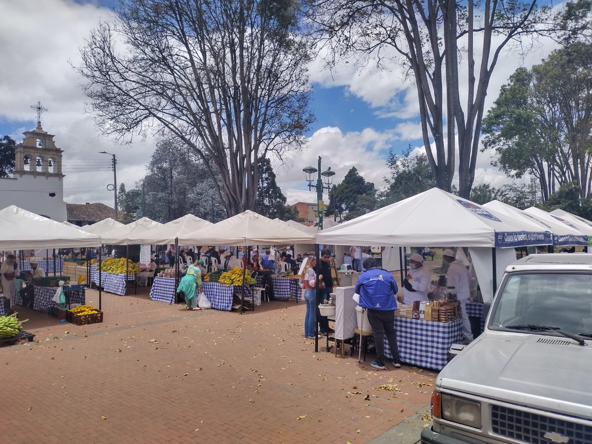 mdoscampesinos's tweet photo. Parque Fundacional de Fontibón, AGROCOMUNAL, SDDE y Alcaldía Local, lideran el MERCADO CAMPESINO, que se realiza semanalmente...
09 de septiembre 2023 #QuienLoSiembraLoVende
#LlevoElCampo #Agrocomunal #ElDeVerdad #CiudadaníaAlimentaria #CeroPlastico #Colombiacontraelhambre https://t.co/srH6exNpi1