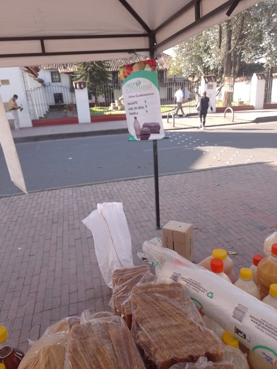 mdoscampesinos's tweet photo. Parque Fundacional de Fontibón, AGROCOMUNAL, SDDE y Alcaldía Local, lideran el MERCADO CAMPESINO, que se realiza semanalmente...
09 de septiembre 2023 #QuienLoSiembraLoVende
#LlevoElCampo #Agrocomunal #ElDeVerdad #CiudadaníaAlimentaria #CeroPlastico #Colombiacontraelhambre https://t.co/srH6exNpi1