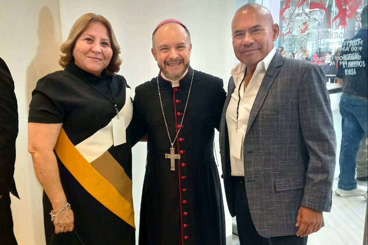 MasFelona's tweet photo. #reynosafollow #miguelaleman #cdvictoria No cabe duda que la burocracia de dios no podía estar mas cerca del diablo,es la alcaldesa mañosa de Camargo con la familia bien metida y estrenando casita y Ramiro Cortez alcalde de Miguel Aleman que sigue pegado a la maña, puro panista https://t.co/Odwg9QsDFf