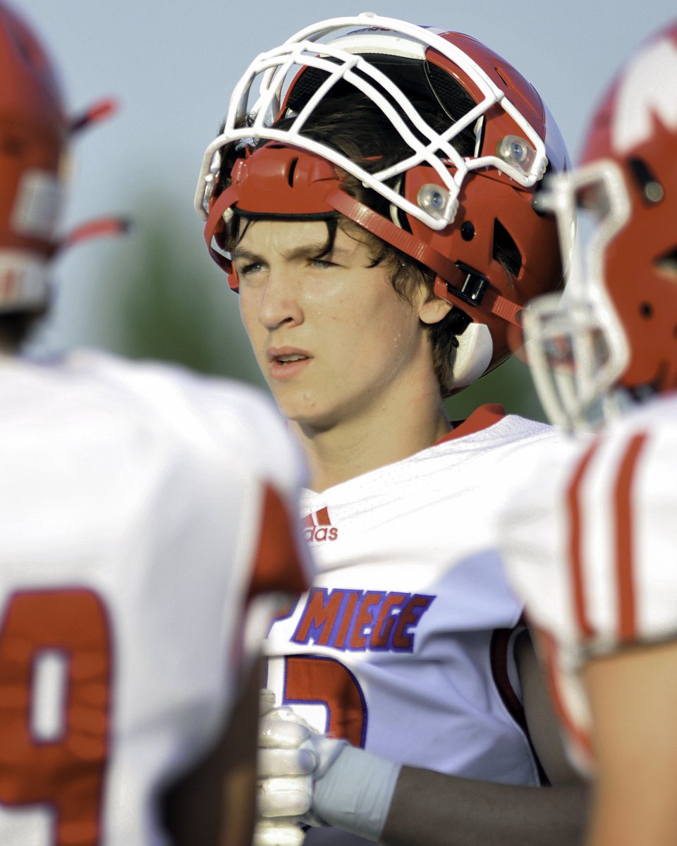 JMSasenick's tweet photo. @BishopMiege_FB #FridayNightLights @RippleSports https://t.co/YePJjWCX9u