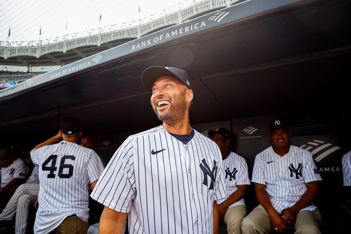 Yankees's tweet photo. Honoring the '98 Yankees 👏 

#OldTimersDay https://t.co/S8RzakL5Pz