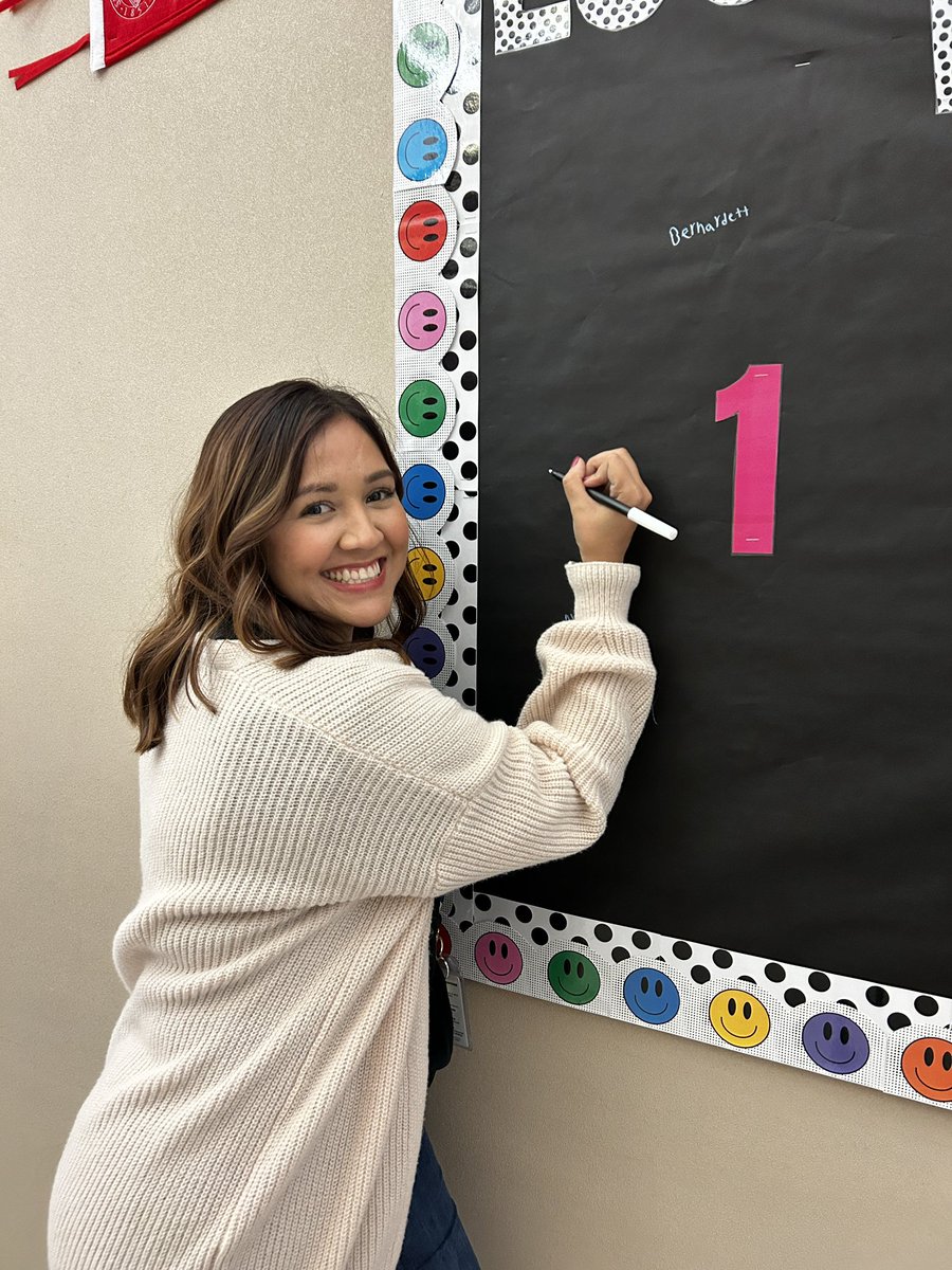 castilloclassrm's tweet photo. Our βοΈ librarian, Mrs. Janak βοΈ is encouraging students to read Bluebonnet books with an interactive bulletin board. Students (and staff) are excited to get to write their name down as soon as they read a book π #LobosRead #LevelUpLobos @PISD_LandIM @PasadenaISD_TX https://t.co/VPpWYo4neg