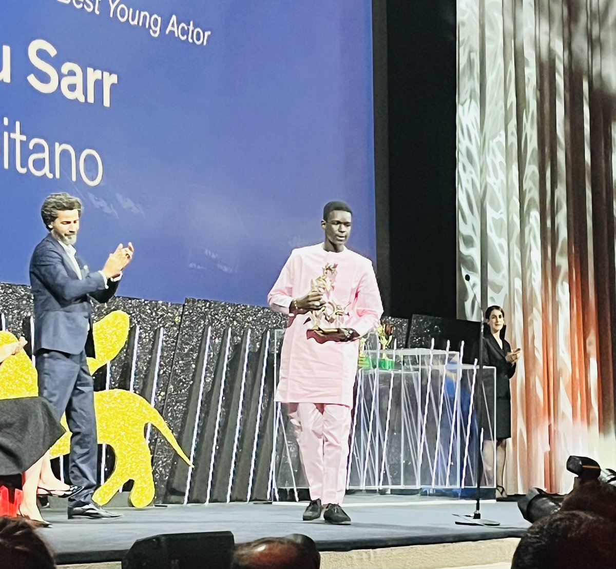 Bia_giu's tweet photo. Tra le lacrime e senza parole il giovane Seydou Sarr di Io capitano che conquista il Premio Marcello Mastroianni
#venezia80 https://t.co/ZnER5QwYLp