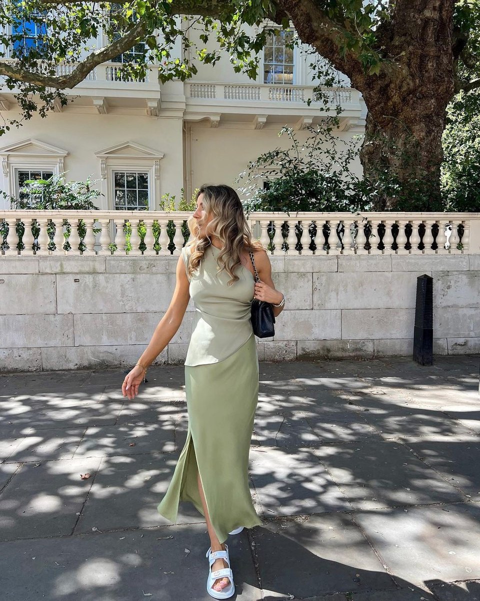 Category Is: Skirts.
Via @gemmatalbot
🔎Button Down Midi Split Skirt