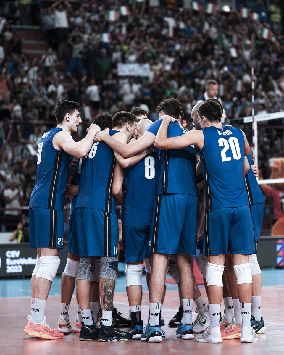 Federvolley's tweet photo. #EuroVolleyM 🇪🇺
𝗟'𝗜𝘁𝗮𝗹𝗶𝗮🇮🇹 𝘃𝗼𝗹𝗮𝗮𝗮𝗮 𝗮𝗶 𝗤𝗨𝗔𝗥𝗧𝗜!!! 𝗕𝗮𝘁𝘁𝘂𝘁𝗮 𝟯-𝟬 𝗹𝗮 𝗠𝗮𝗰𝗲𝗱𝗼𝗻𝗶𝗮 𝗱𝗲𝗹 𝗡𝗼𝗿𝗱🇲🇰

📸La gallery: https://t.co/JnsDDMtfj6 

#LaNazionale | #EuroVolley2023 @CEVolleyball https://t.co/36htjEaYGo