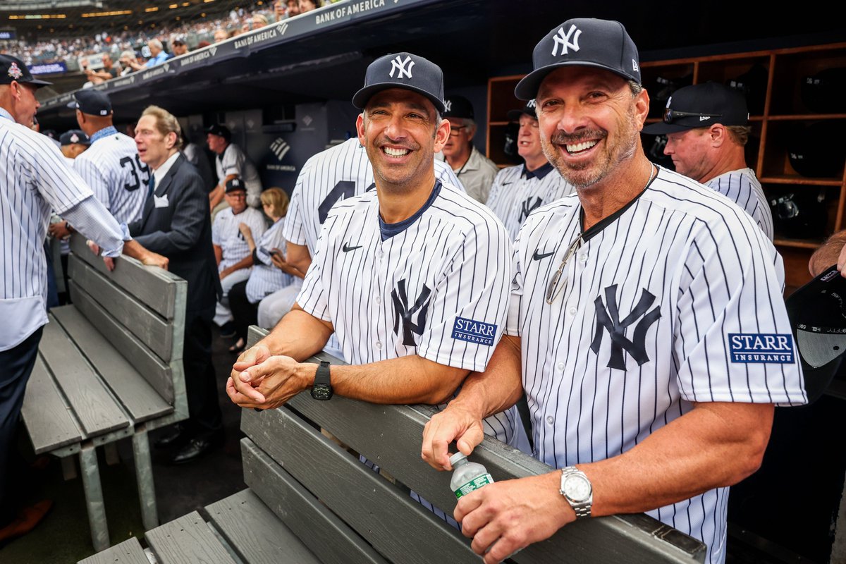 Yankees's tweet photo. Honoring the '98 Yankees 👏 

#OldTimersDay https://t.co/S8RzakL5Pz