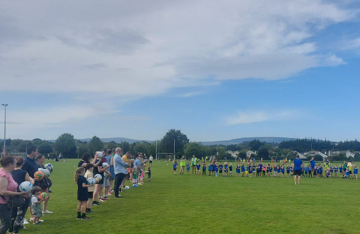 cabinteelygaa's tweet photo. Go raibh maith agaibh gach duine for such a great turn out. The sun shone as kids learnt some new skills and met some new coaches at the Joint Gaelic Football Academy Open Day for @OFFICIALFoxCab & @cabinteelygaa
#freetotry #gaa #gaagaeilge #lgfa #camogie https://t.co/fJYazWgzaH