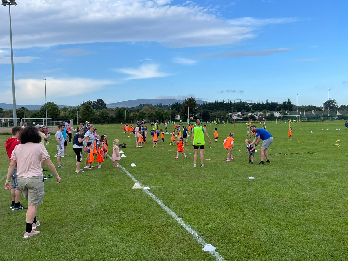 cabinteelygaa's tweet photo. Go raibh maith agaibh gach duine for such a great turn out. The sun shone as kids learnt some new skills and met some new coaches at the Joint Gaelic Football Academy Open Day for @OFFICIALFoxCab & @cabinteelygaa
#freetotry #gaa #gaagaeilge #lgfa #camogie https://t.co/fJYazWgzaH