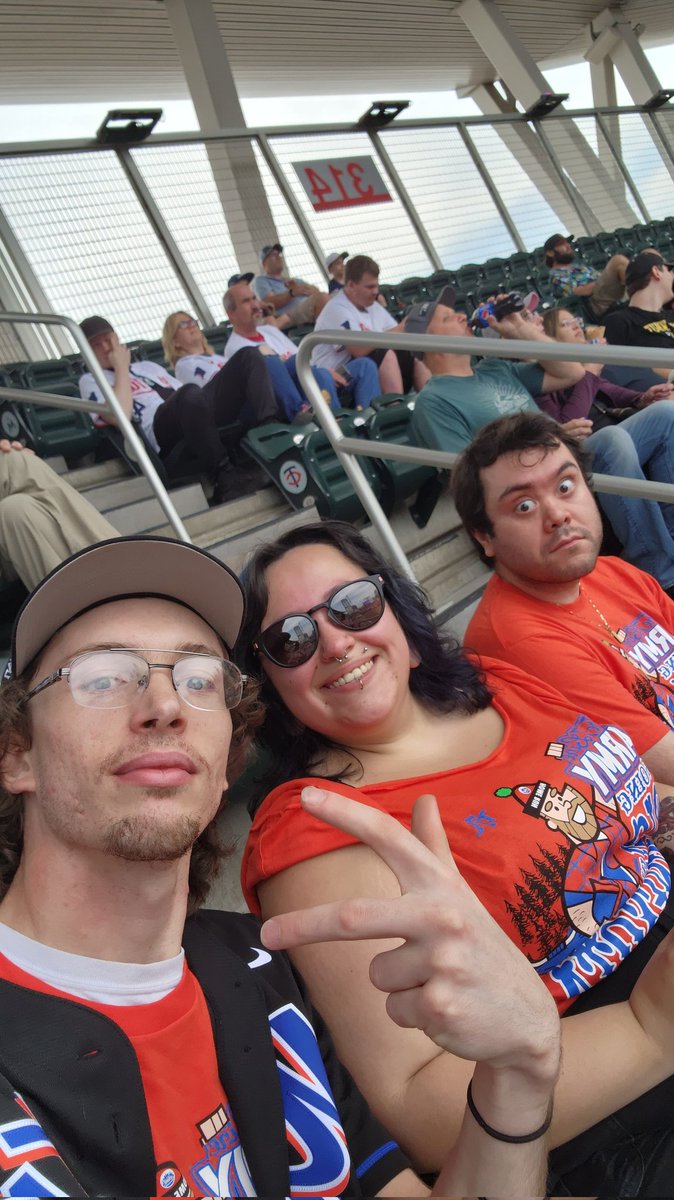 ImTooEDgy's tweet image. Smiling through it all, can't believe this is my life #the7line