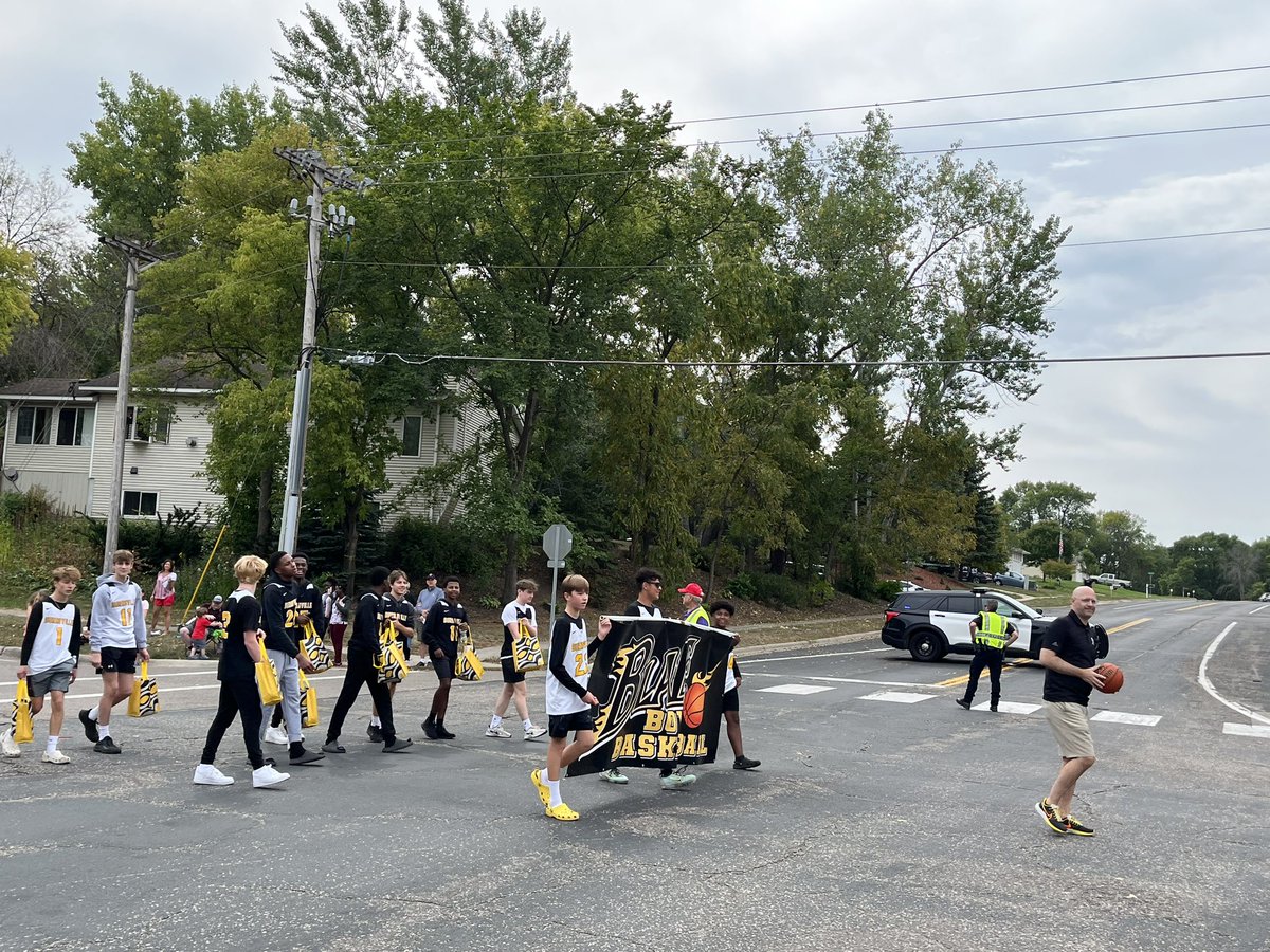 BurnsvilleHoops's tweet photo. Great job in the @firemuster parade today, #BlazeHoops! #Burnsville #festival #firemuster https://t.co/8wrCCjH3Cl