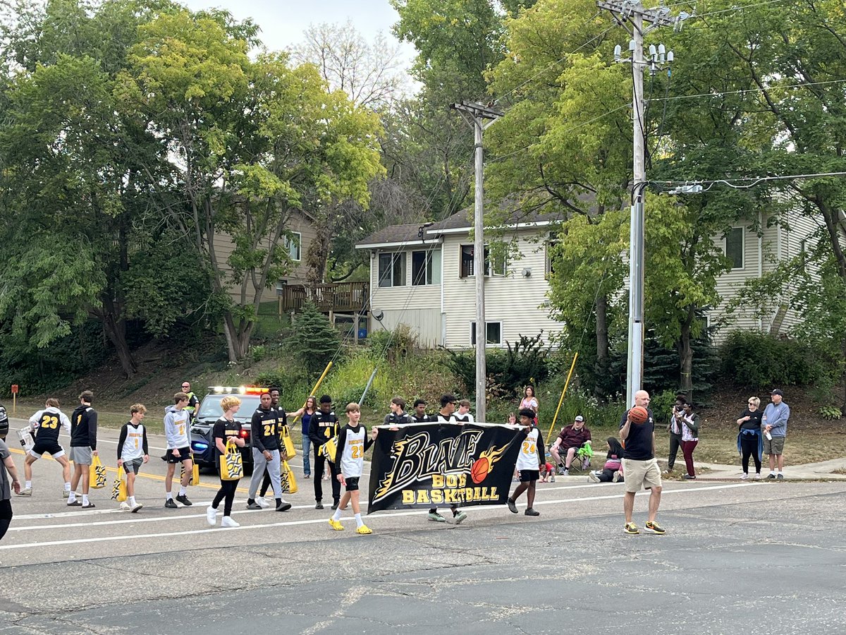BurnsvilleHoops's tweet photo. Great job in the @firemuster parade today, #BlazeHoops! #Burnsville #festival #firemuster https://t.co/8wrCCjH3Cl