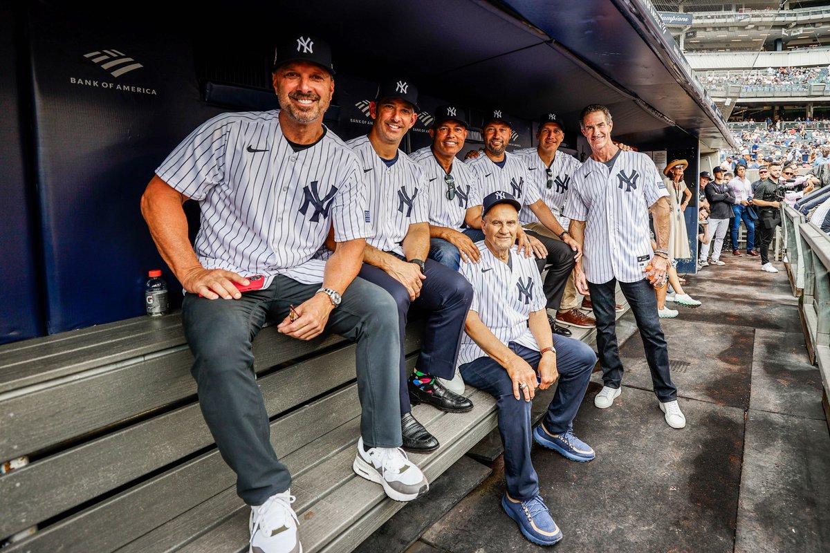 Yankees's tweet photo. Honoring the '98 Yankees 👏 

#OldTimersDay https://t.co/S8RzakL5Pz