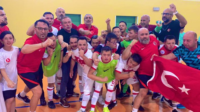 🇹🇷Down Sendromlu Türkiye Futsal Milli Takımımız, Avrupa Şampiyonası final maçında Portekiz'i 2-1 yenerek şampiyon oldu!

🏆Tebrikler, teşekkürler aslanlar!
