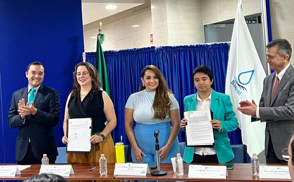 ChicasBiLess's tweet photo. Firmamos un #ConvenioDeColaboración con la @GuanajuatoSesea ✍🏼

A través de talleres, mesas de trabajo, foros y capacitaciones, se implementarán medidas para prevenir la corrupción y reducir las brechas de desigualdad que afectan a la población LGBT+ 👭🏳️‍🌈

#ComunidadChicasBiLess https://t.co/dITufRZKIi