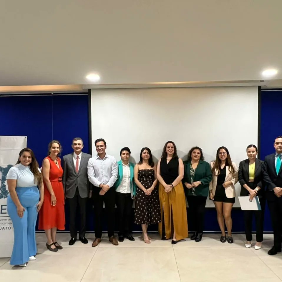ChicasBiLess's tweet photo. Firmamos un #ConvenioDeColaboración con la @GuanajuatoSesea ✍🏼

A través de talleres, mesas de trabajo, foros y capacitaciones, se implementarán medidas para prevenir la corrupción y reducir las brechas de desigualdad que afectan a la población LGBT+ 👭🏳️‍🌈

#ComunidadChicasBiLess https://t.co/dITufRZKIi