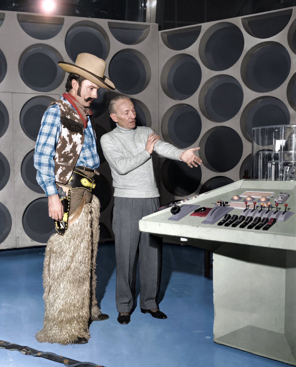 claytonhickman's tweet image. New #DoctorWho restoration/colourisation/expansion: William Hartnell shows William Hall (extra & Evening News journalist) around the TARDIS set in TC3 on Fri 3 Dec 1965 before taping ‘The Feast of Steven’.
Bonus fact: That gun-belt was later worn by Steven in ‘The Gunfighters’👍