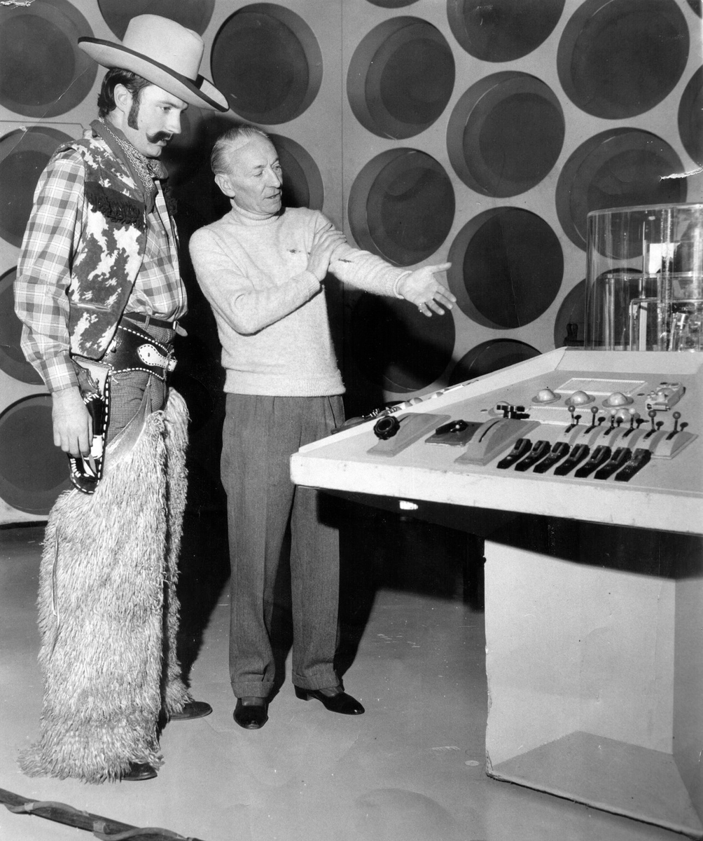 New #DoctorWho restoration/colourisation/expansion: William Hartnell shows William Hall (extra &amp; Evening News journalist) around the TARDIS set in TC3 on Fri 3 Dec 1965 before taping ‘The Feast of Steven’.

Bonus fact: That gun-belt was later worn by Steven in ‘The Gunfighters’👍