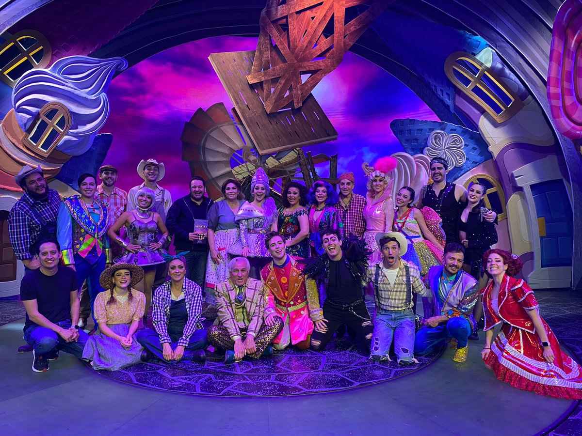 Cuánto cariño para esta familia teatral llena de gran gran gran talento! Grandes artistas!!! Cómo los quiero !!!
Nos vemos hoy a las 5:00 y 8:30 PM
Ayer con nuestra Estrella Rubio, celebrándola y deseándole lo mejor!