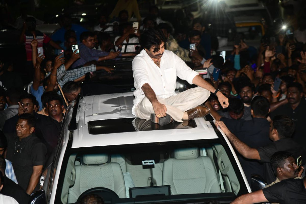 BNayakar_JSP's tweet photo. అనుమంచిపల్లిలో కార్ మీద బైటాయంచిన శ్రీ @PawanKalyan గారు 💥💥🔥🔥
#HelloAP_ByeByeYCP #YCPFailures
@JanaSenaParty @NagaBabuOffl @mnadendla https://t.co/2r2vprrCA3