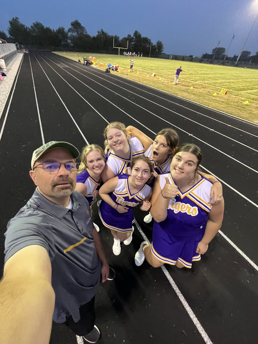 jmheitz's tweet photo. Football and softball selfies. #selfieswiththeprincipal #thtigers https://t.co/wZDLk4A6Om