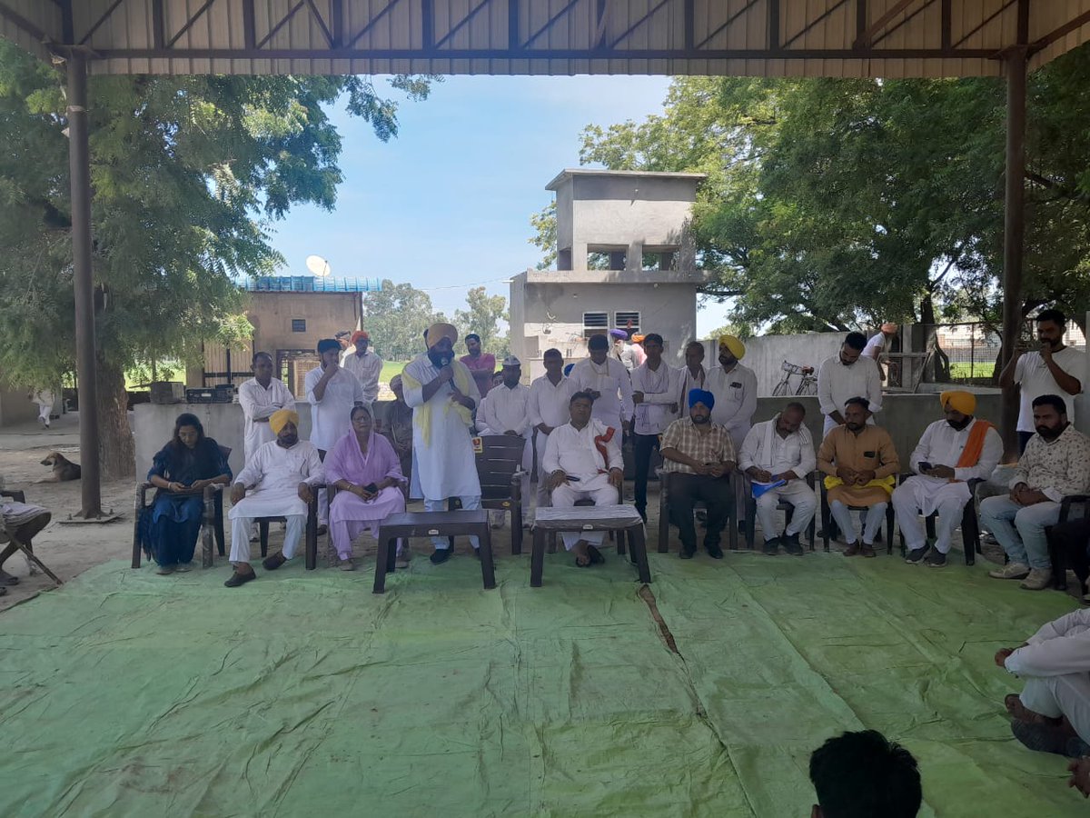 AAPHaryana's tweet photo. रतिया और फतेहाबाद के अलग अलग गांवों में आज @Tanwar_Indian जी ने समाज के विभिन्न तबकों के लोगों को आम आदमी पार्टी की सदस्यता दिलवाई । 
अरविन्द केजरीवाल जी की विचारधारा ��मीन पर करंट की तरह फैल रही है , भ्रष्टाचारियों के विरुद्ध । https://t.co/DOu3AMBUTj
