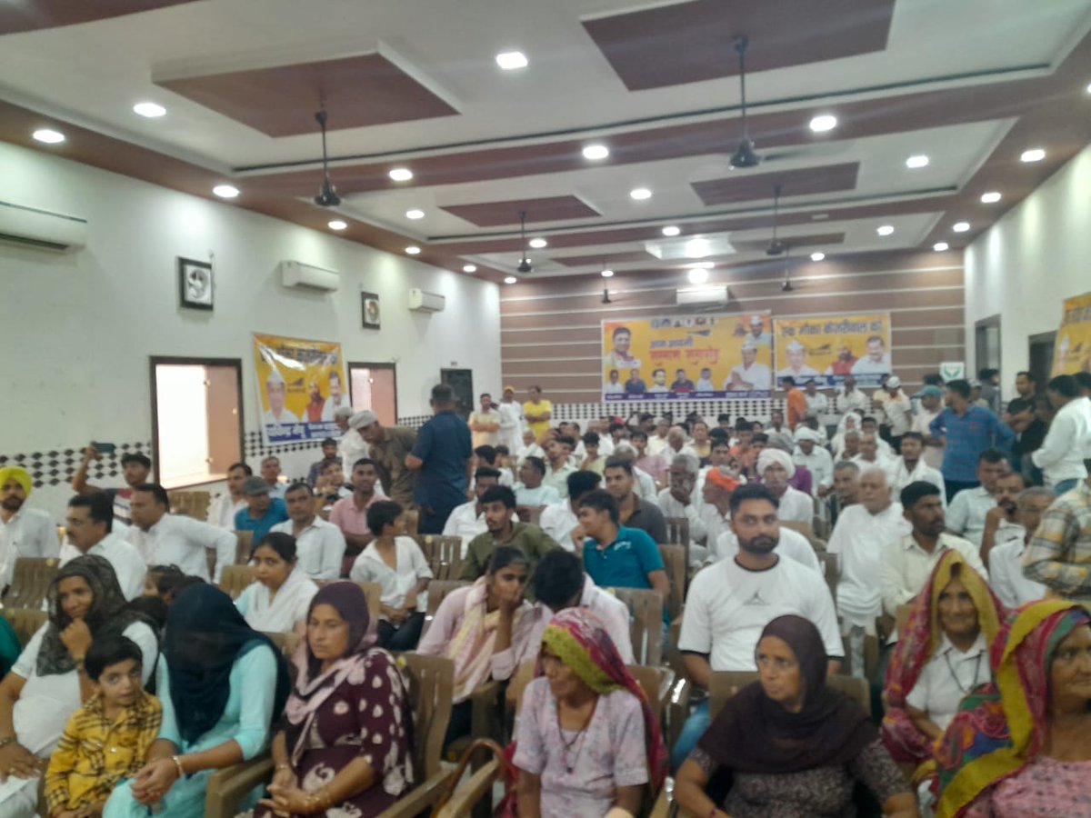 AAPHaryana's tweet photo. रतिया और फतेहाबाद के अलग अलग गांवों में आज @Tanwar_Indian जी ने समाज के विभिन्न तबकों के लोगों को आम आदमी पार्टी की सदस्यता दिलवाई । 
अरविन्द केजरीवाल जी की विचारधारा ��मीन पर करंट की तरह फैल रही है , भ्रष्टाचारियों के विरुद्ध । https://t.co/DOu3AMBUTj