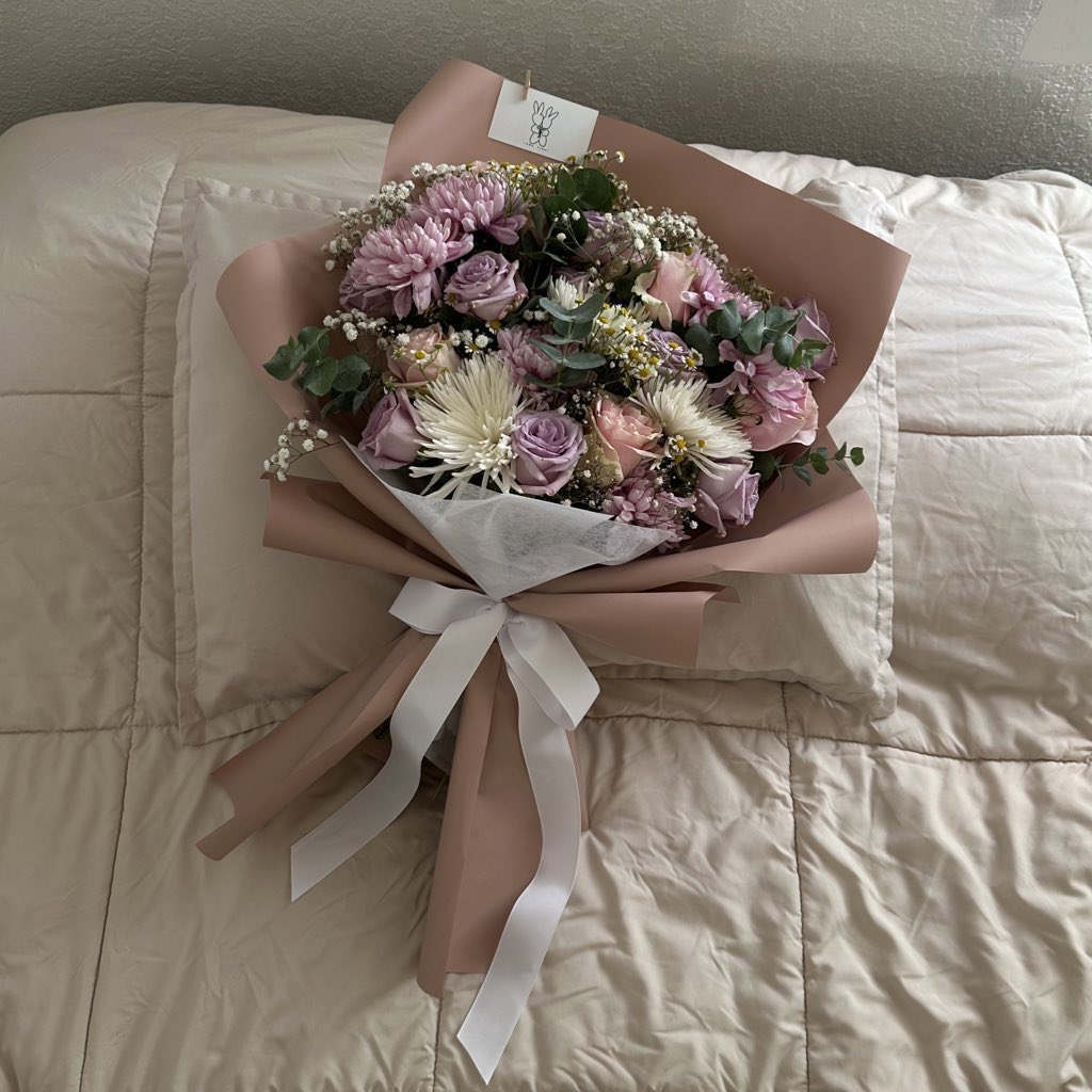 ruby__fleur's tweet photo. a bouquet in my room the sequel https://t.co/eLRqRkjzXC