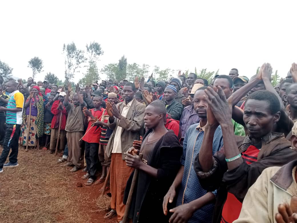 RutanaProvince's tweet photo. Muntara ya Rutana,ibikorwa rusangi vyo kuruyu wa Gatandatu vyakorewe kumutumba Musagara muri komine Musongati,bikaba vyatewe iteka na Valentin BAGORIKUNDA umukuru wa Sentare ijejwe kubahiriza ibwirizwa shingiro,nk'intumwa ya Leta. Haciwe imikobeko 
@GeneralNeva 
@MininterInfosBi https://t.co/DER2k00hHV