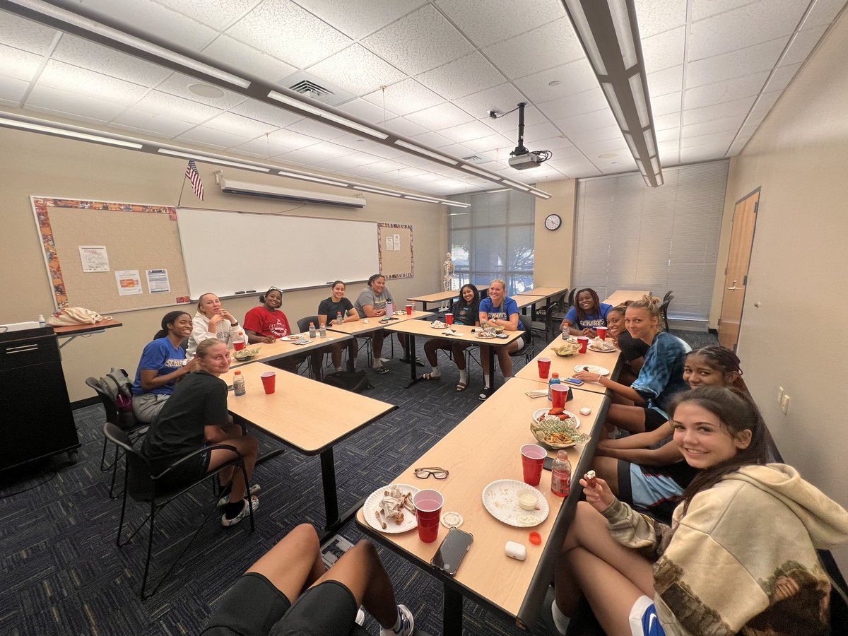 StMUwbb's tweet image. 🦈 🐠 + 🦆 🦆 🪿 + 🍗 #nevergrowup #stmuwbb #fangsout