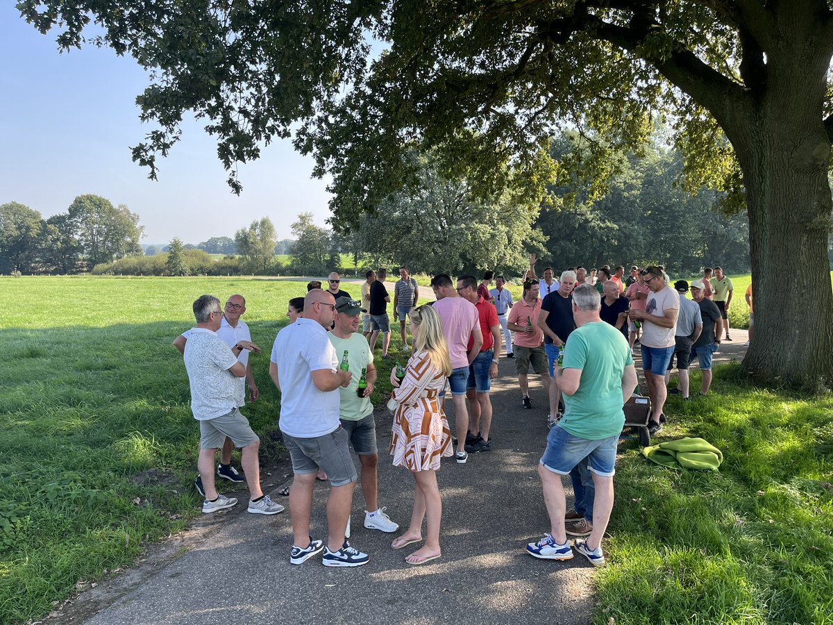 jpaalders's tweet photo. De traditionele klootschietwedstrijd tussen de @Othmarridders en @nLestenStuuver, tropische temperaturen en overwinning op centimeters voor #rossum Bedankt voor de toffe en gezellige middag 👌🍻 https://t.co/U1EtvP53fV