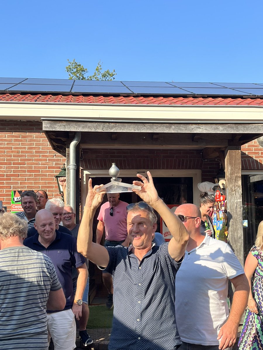jpaalders's tweet photo. De traditionele klootschietwedstrijd tussen de @Othmarridders en @nLestenStuuver, tropische temperaturen en overwinning op centimeters voor #rossum Bedankt voor de toffe en gezellige middag 👌🍻 https://t.co/U1EtvP53fV