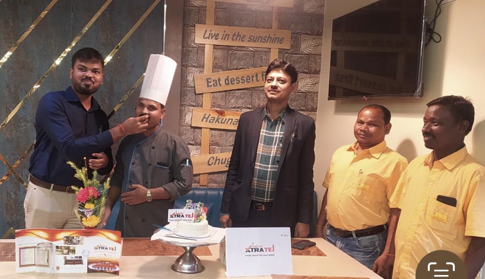 INDANE_ODISHA's tweet photo. On the eve of 3rd anniversary of XtraTej, M/s Hotel Orion, our XtraTej customer at Junagarh being felicitated. The chef has 22 years experience in Hotel Industry and appreciated XtraTej such a wonderful product. 
 @IndianOilcl
@ChairmanIOCL
@DirMktg_iocl
@EDLPGIOCL
@SanjeevKapoor https://t.co/41wLFGw3rz
