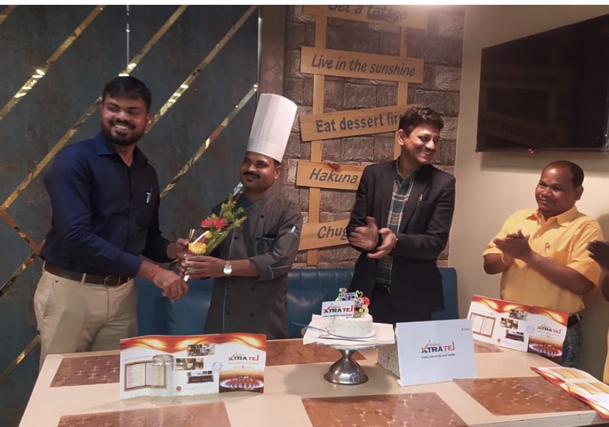 INDANE_ODISHA's tweet photo. On the eve of 3rd anniversary of XtraTej, M/s Hotel Orion, our XtraTej customer at Junagarh being felicitated. The chef has 22 years experience in Hotel Industry and appreciated XtraTej such a wonderful product. 
 @IndianOilcl
@ChairmanIOCL
@DirMktg_iocl
@EDLPGIOCL
@SanjeevKapoor https://t.co/41wLFGw3rz