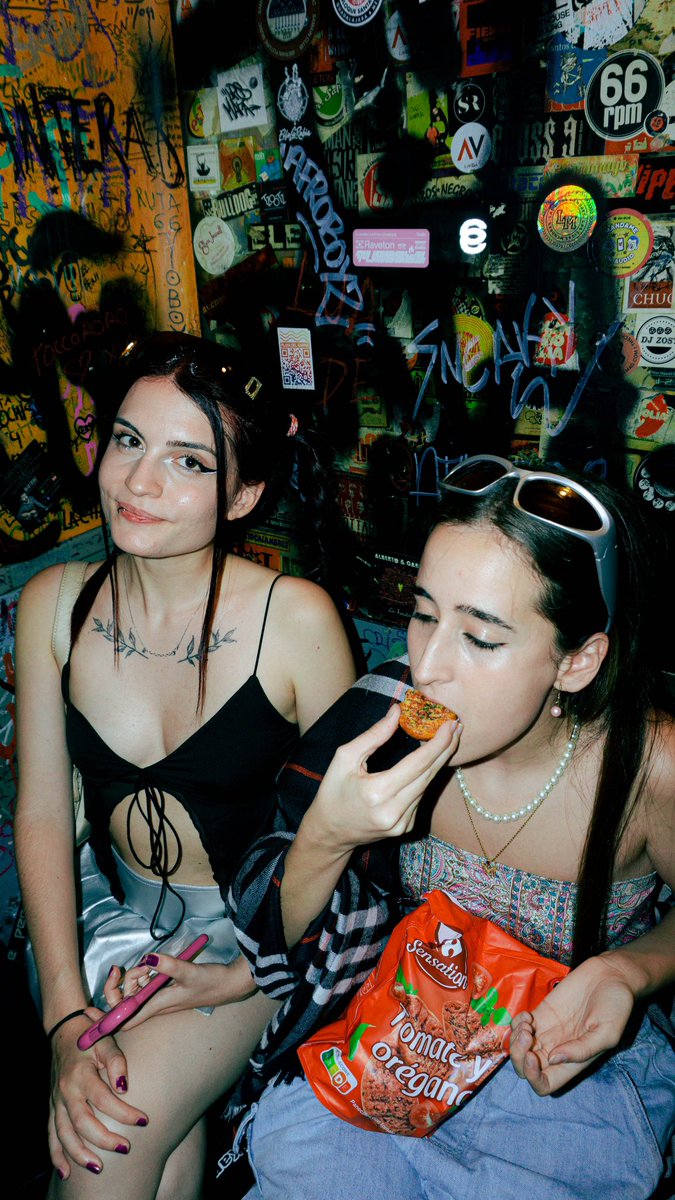 Unas niñas que cantaron en la <a href="/newwavef3st/">New Wave Fest</a> el otro día ✨🤍 <a href="/julininya/">🧚🏼‍♀️</a> posando sin posar 🤠