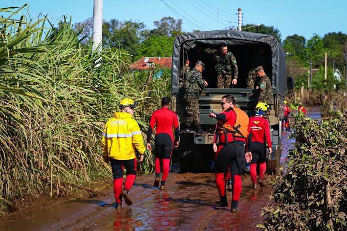 🚨AGORA: Governo Lula envia mais 800 militares da Marinha, Aeronáutica e do Exército no Rio Grande do Sul para ajudar as comunidades atingidas por fortes chuvas no estado em decorrência do ciclone. 41 pessoas já morreram e 46 ainda estão desaparecidas.
