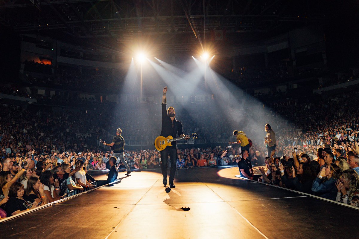 OldDominion's tweet photo. Milwaukee, WI 🏝️ What a night at @FiservForum! Thank you for singing and dancing and requesting this one. Bringing this energy with us tonight in St. Paul at @XcelEnergyCtr! Who’s coming?? 

#SomeHorses #NoBadVibesTour #WEAREOLDDOMINION https://t.co/KN4S6TZWwS