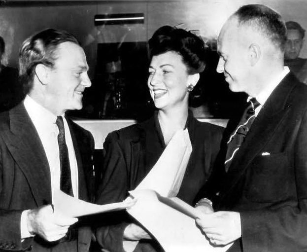 agnesmooreheads's tweet photo. Aggie, James Cagney, and John Farrow with acceptance speeches in hand after winning awards given by the New York Film Critics Circle in 1942. 💜 https://t.co/fpcPLh3bfk