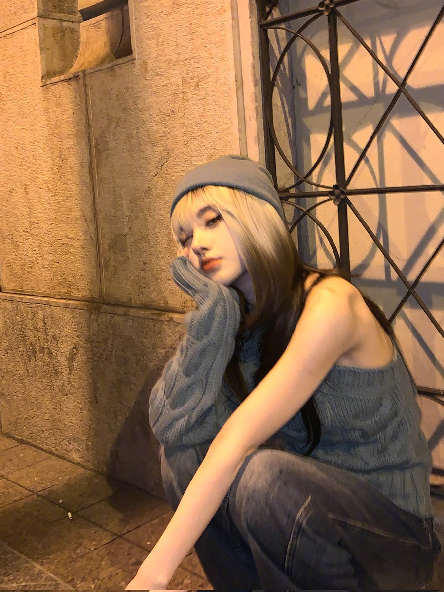鞠妈这发色像是外国美女，魅惑的眼线和不屑的盯榨，变身匈牙利站街太妹祖宗top🥵🥵 https://t.co/8dxcnpiFBy