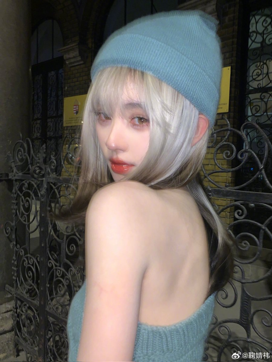 鞠妈这发色像是外国美女，魅惑的眼线和不屑的盯榨，变身匈牙利站街太妹祖宗top🥵🥵 https://t.co/8dxcnpiFBy