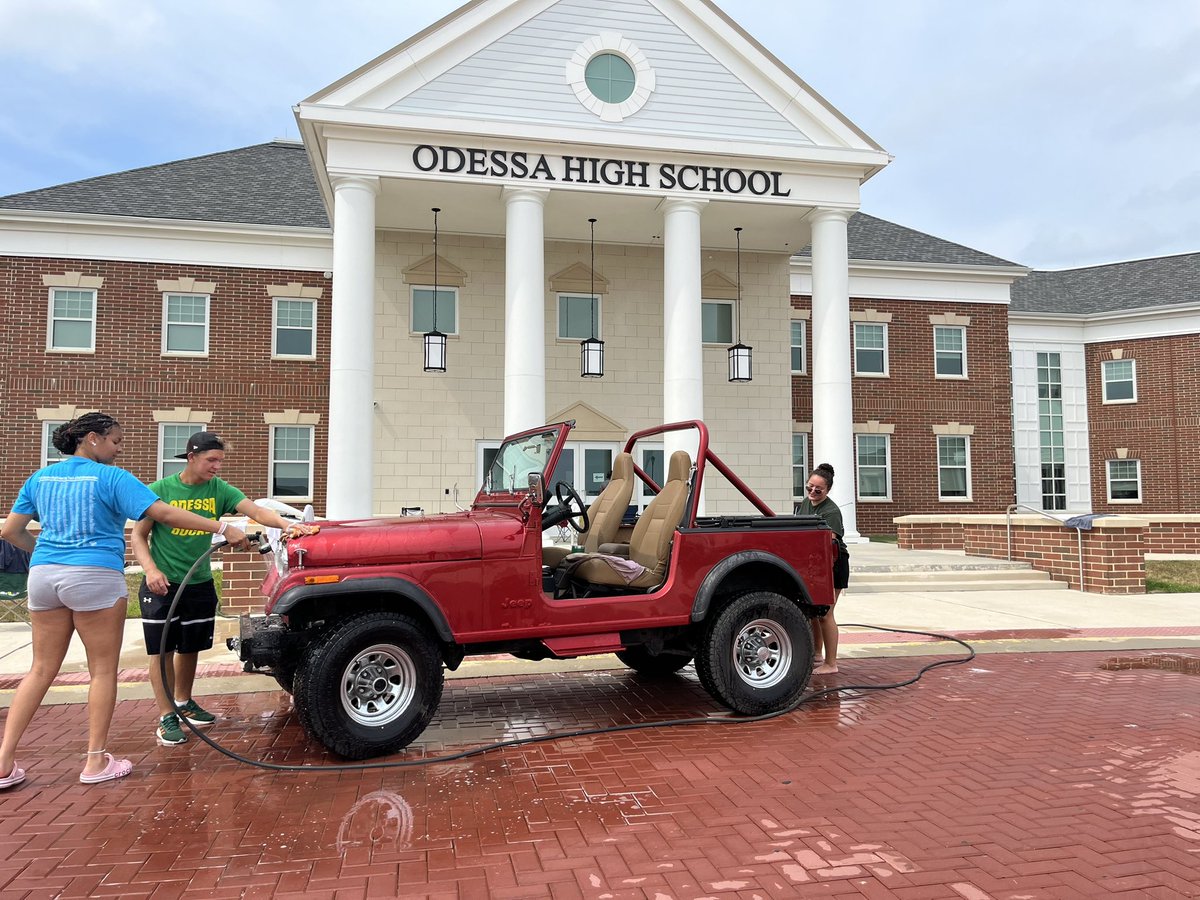 Obviously, I had to support the senior class in their car wash fundraiser: Class of 2024! #AppoFamiliesConnect  <a href="/OHSDuckNation/">Odessa High School DE</a>  we are here till four, come on by!