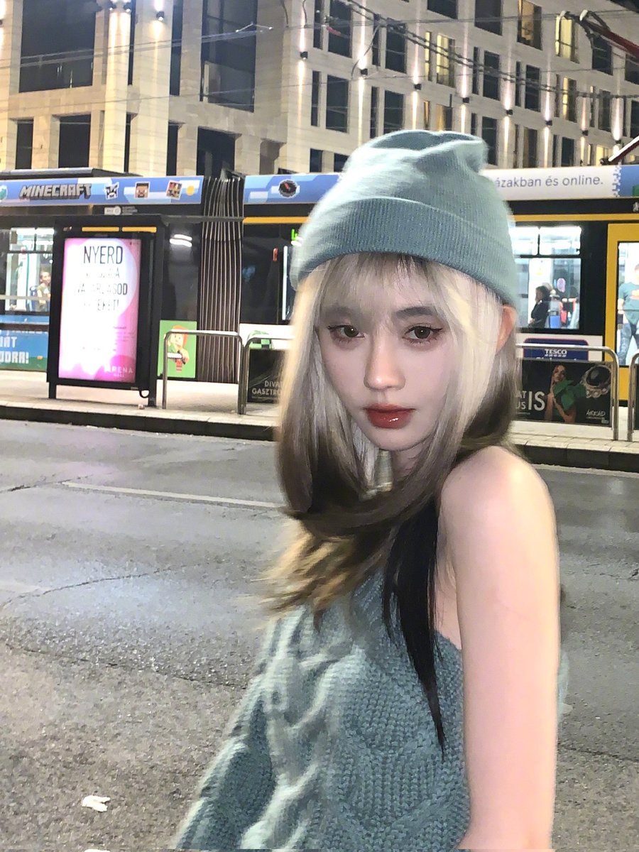 鞠妈这发色像是外国美女，魅惑的眼线和不屑的盯榨，变身匈牙利站街太妹祖宗top🥵🥵 https://t.co/8dxcnpiFBy