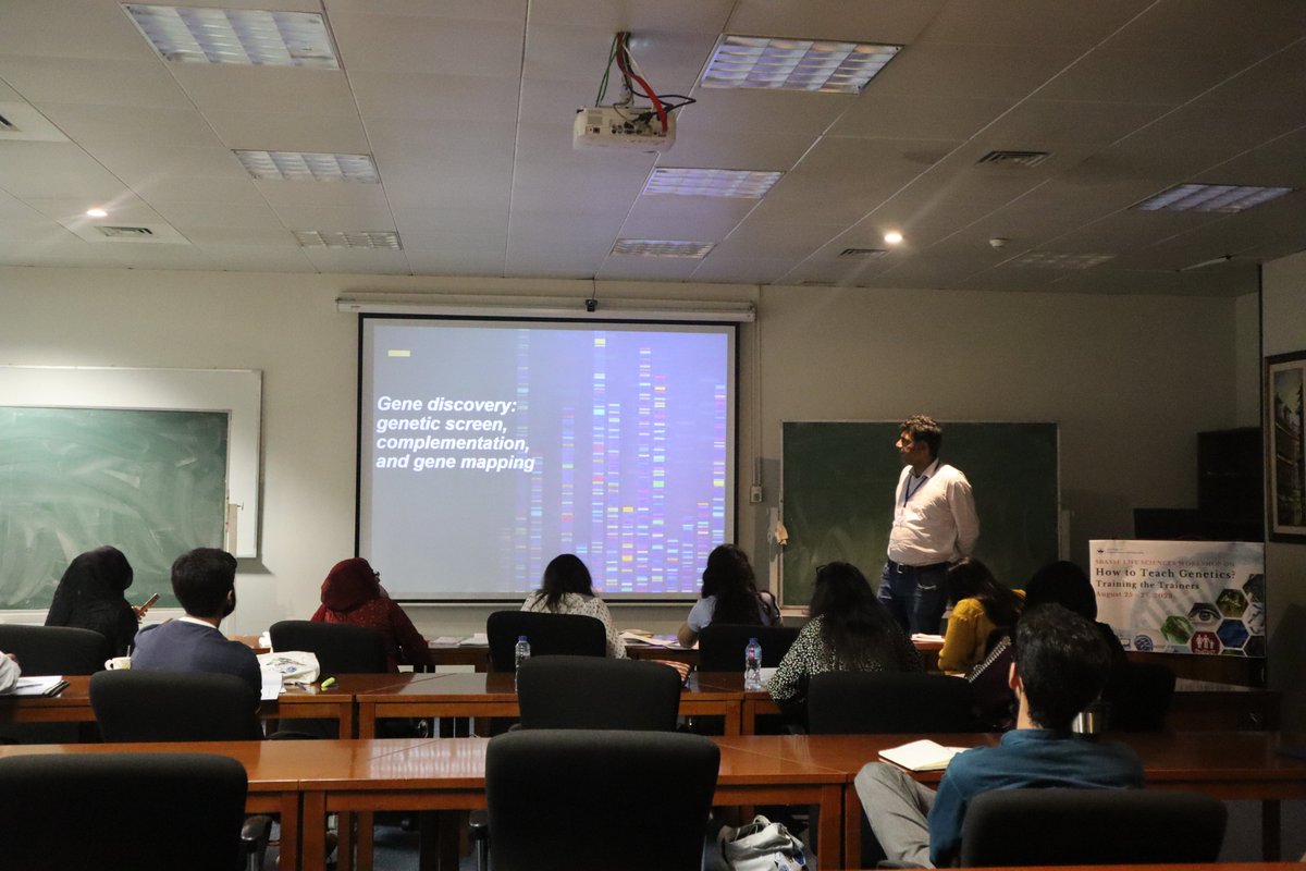lab_tariq's tweet photo. Highlights: @DrMohdTariq and @ShahzadZaigham teaching #HowtoteachGenetics workshop.
Dr. Zaigham Shahzad used Arabidopsis mutants to explain genetic screen, how to analyze mutants, concept of complementation and gene mapping. How to discover new genes was the theme of module. https://t.co/xdvr8AqApJ