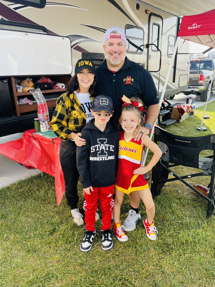 mollyobrien82's tweet photo. We may be a house divided this weekend, but one thing we can agree on…Saturday’s in Iowa are for football 💛❤️🏈🖤💛#fightforiowa #cyclonenation https://t.co/shiRveVMXC