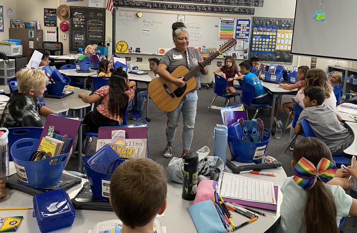 JaaGlaser's tweet photo. We loved having the amazing @JoMedinaAlegria give us a music lesson, sing with us, and inspire us to read! 🥰Thank you so much!❤️@FHSAPerkins @FlyingHillsFAME @davidmiyashiro @CajonVapa @CajonValleyUSD https://t.co/5WbXMbLpCJ